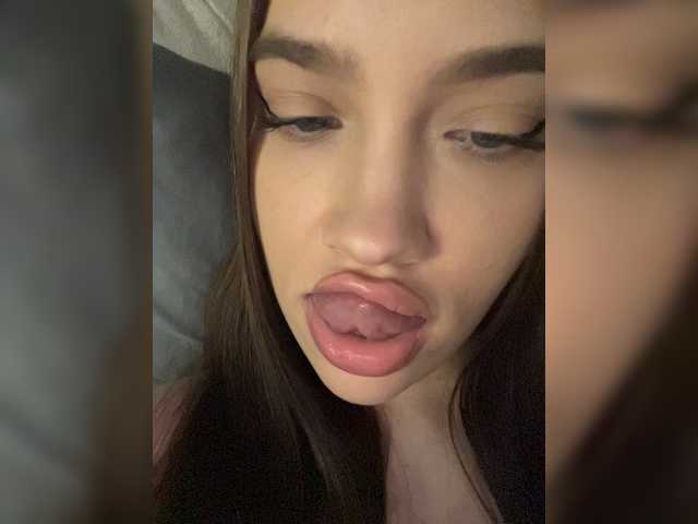 Glossmixdoll live cam on BongaCams