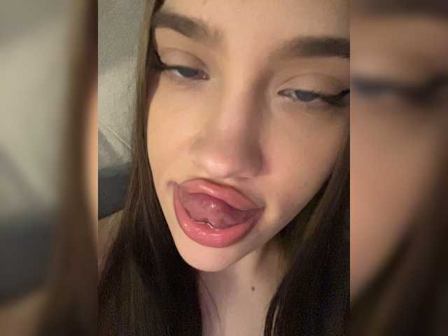 Glossmixdoll live cam on BongaCams
