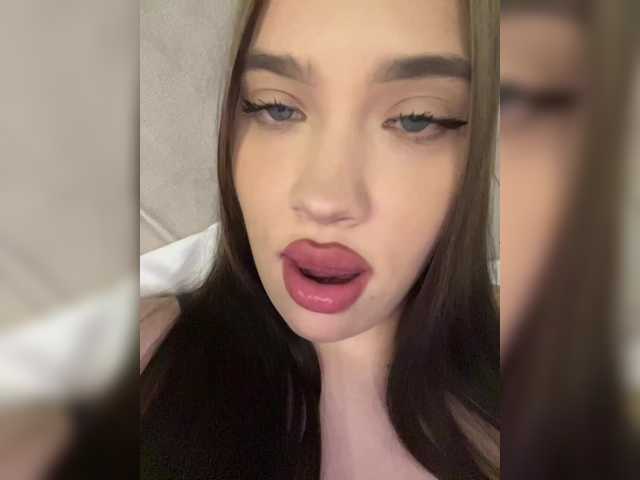 Glossmixdoll live cam on BongaCams
