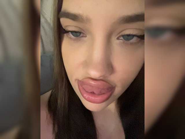 Glossmixdoll live cam on BongaCams