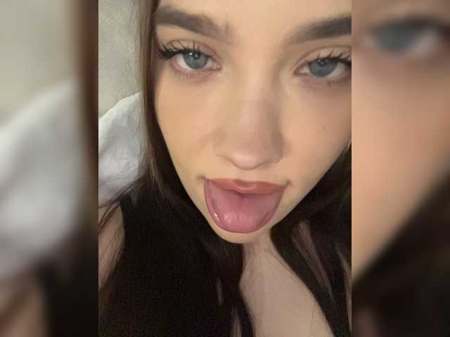 Glossmixdoll live cam on BongaCams
