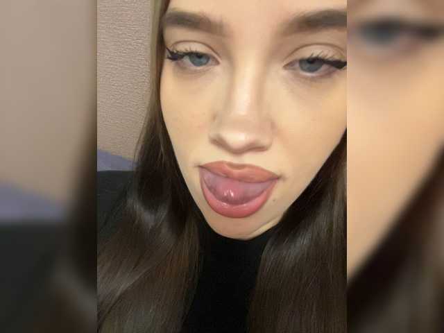 Glossmixdoll live cam on BongaCams