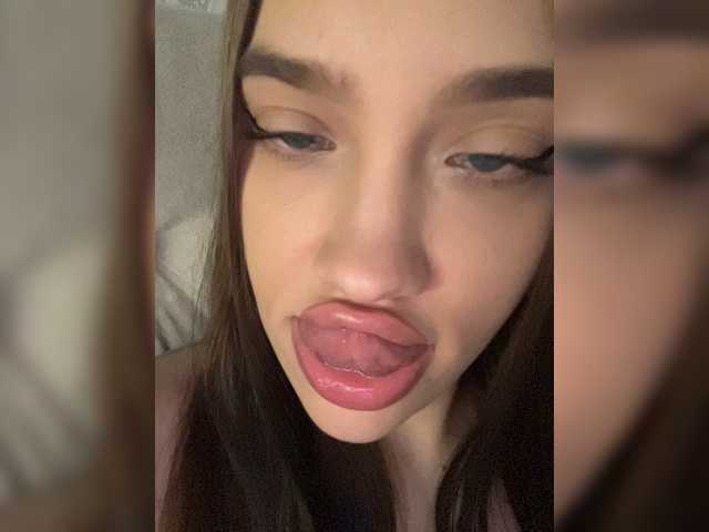 Glossmixdoll live cam on BongaCams