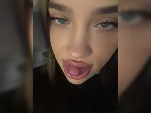 Glossmixdoll live cam on BongaCams
