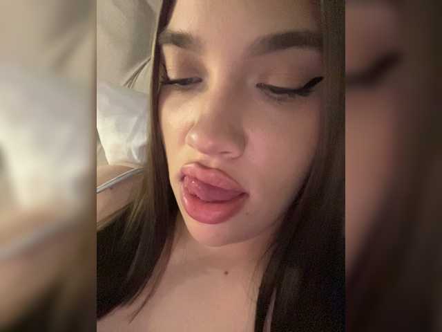 Glossmixdoll live cam on BongaCams