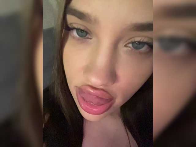 Glossmixdoll live cam on BongaCams