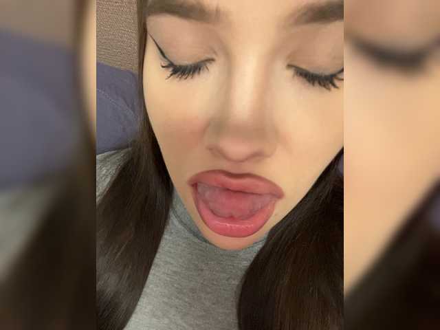Glossmixdoll live cam on BongaCams