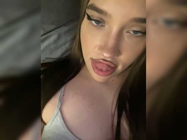 Glossmixdoll live cam on BongaCams