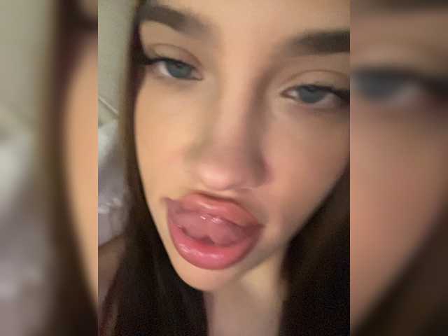 Glossmixdoll live cam on BongaCams