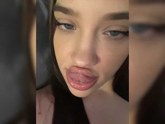 Glossmixdoll live cam on BongaCams