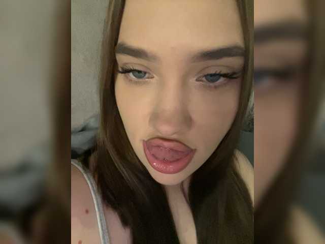 Glossmixdoll live cam on BongaCams