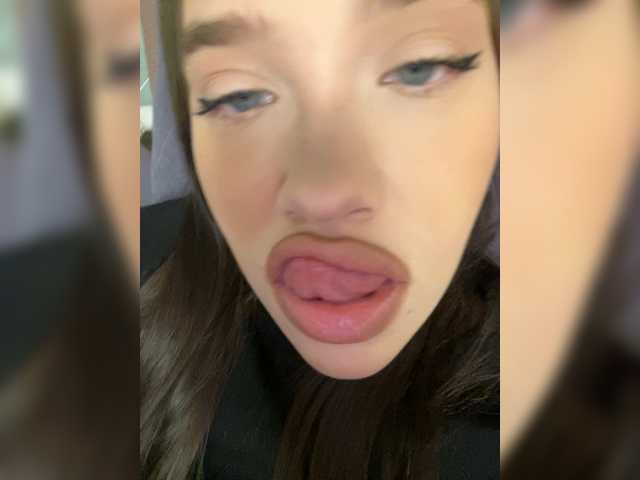 Glossmixdoll's BongaCams show and profile