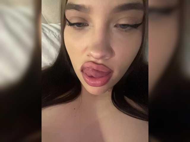 Glossmixdoll live cam on BongaCams
