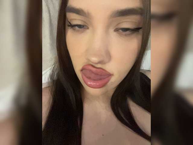 Glossmixdoll live cam on BongaCams