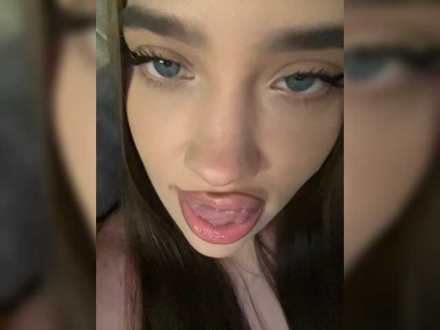 Glossmixdoll live cam on BongaCams