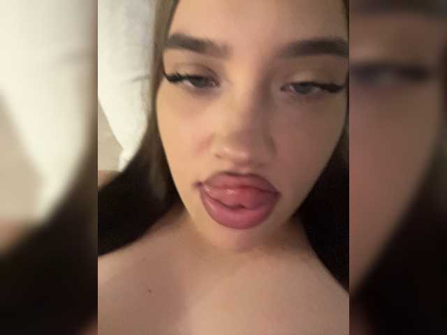 Glossmixdoll live cam on BongaCams