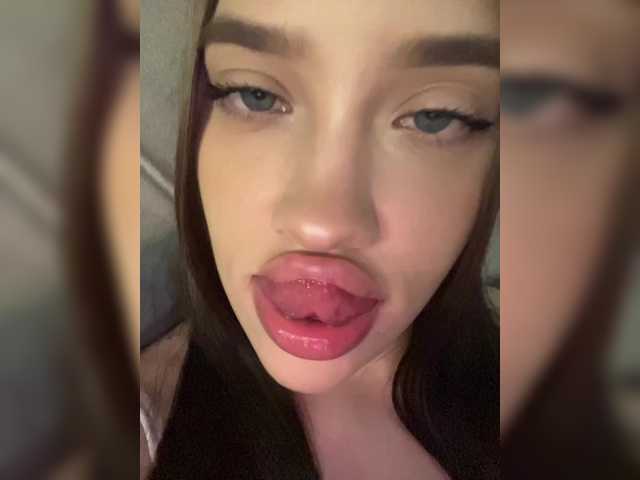 Glossmixdoll live cam on BongaCams
