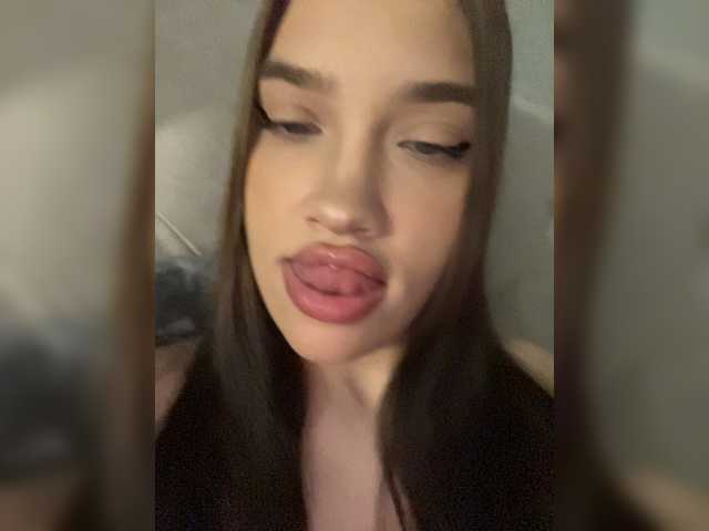 Glossmixdoll live cam on BongaCams
