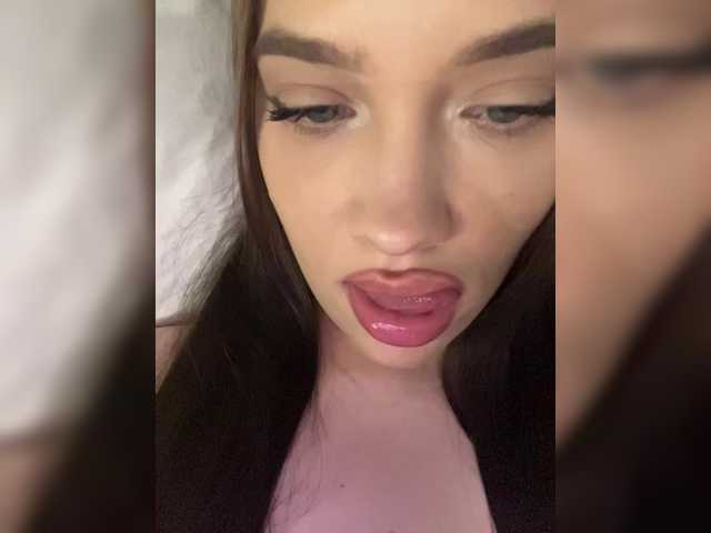 Glossmixdoll live cam on BongaCams