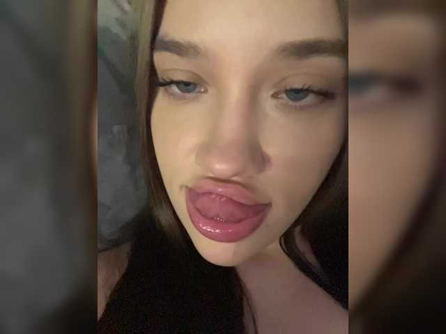 Glossmixdoll live cam on BongaCams