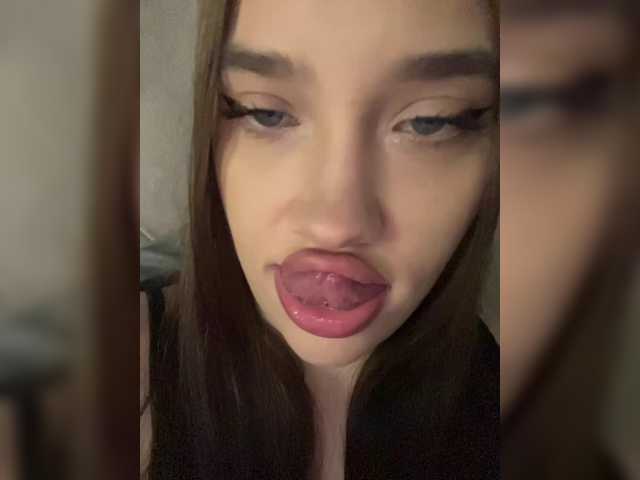 Glossmixdoll live cam on BongaCams