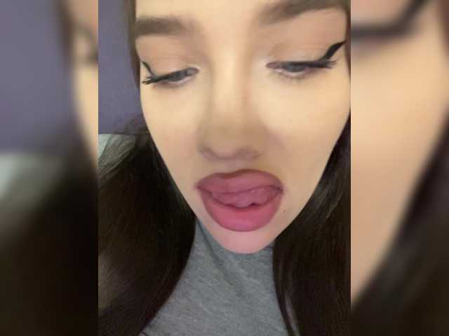 Glossmixdoll live cam on BongaCams