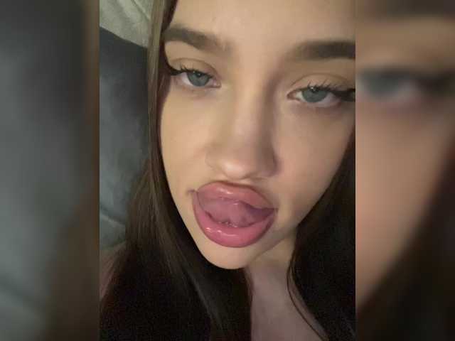 Glossmixdoll live cam on BongaCams
