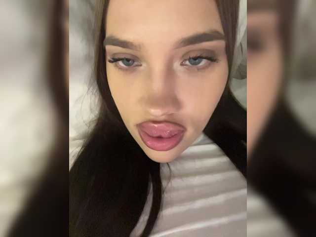 Glossmixdoll live cam on BongaCams