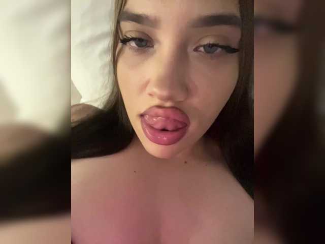 Glossmixdoll live cam on BongaCams