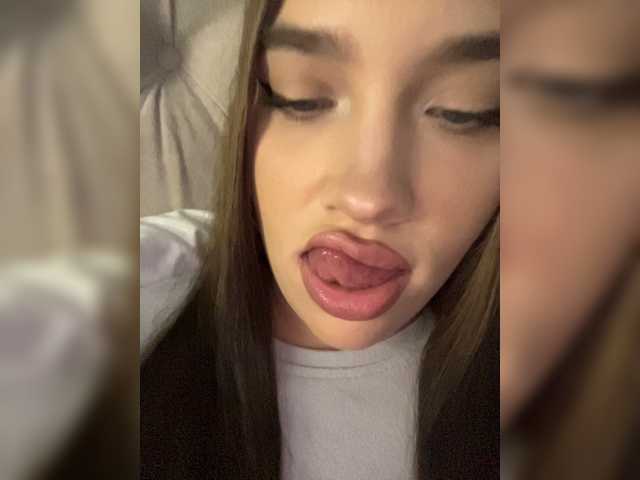 Glossmixdoll live cam on BongaCams