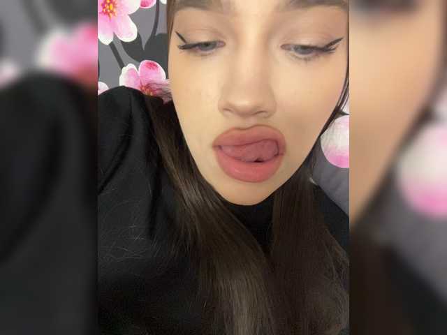 Glossmixdoll live cam on BongaCams
