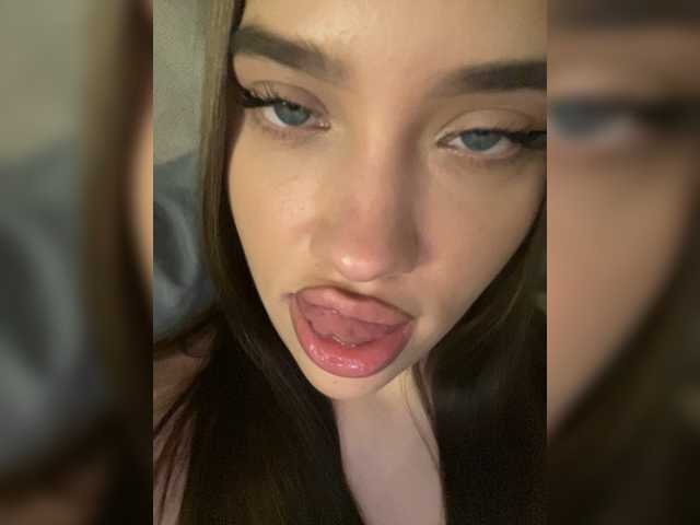 Glossmixdoll live cam on BongaCams
