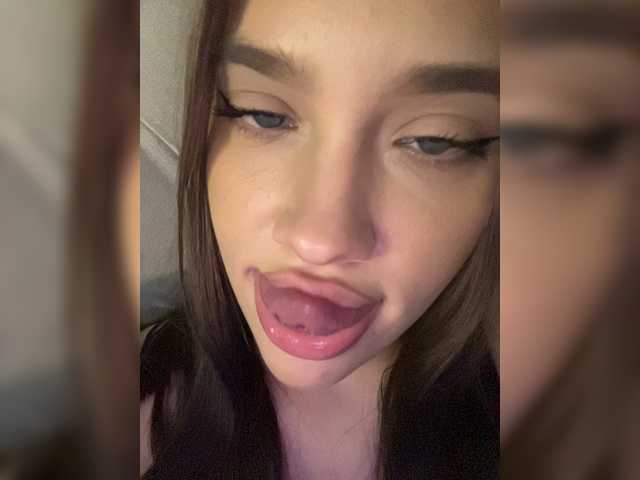 Glossmixdoll live cam on BongaCams