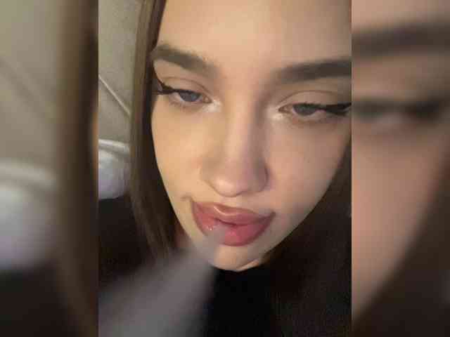 Glossmixdoll live female cam on bongacams