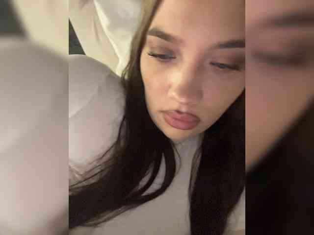Glossmixdoll Live Webcam on BongaCams