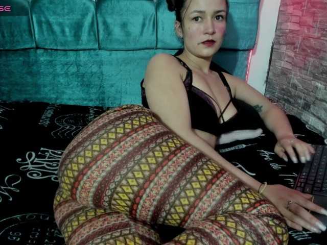 le modèle Kloe22 est en webcam porno dans un show sur le site bongacams, il possède les tags suivants: Latino/Hispanic,Brunette,Shaved