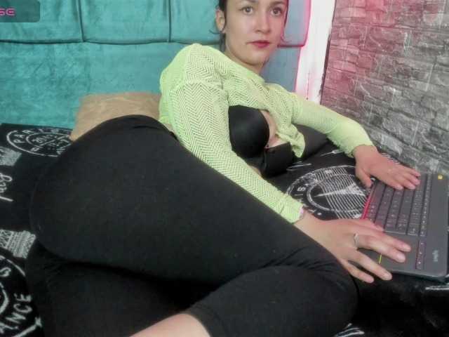 Kloe22 live cam on BongaCams