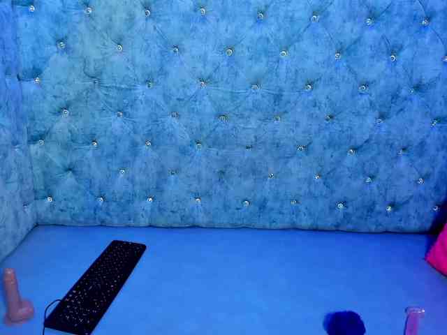 VeronicaCream webcam
