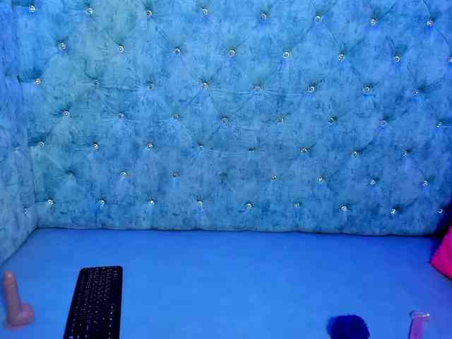 VeronicaCream webcam