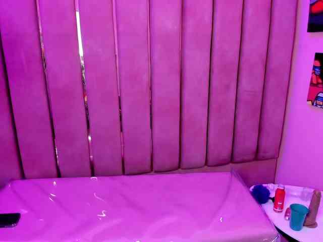 VeronicaCream webcam