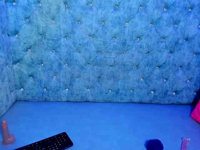 VeronicaCream webcam