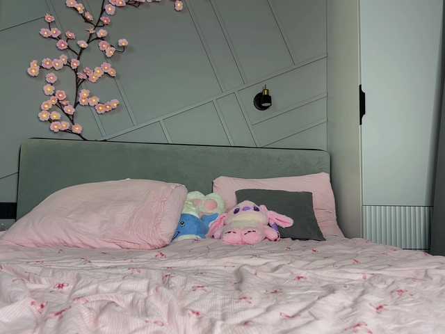 MiraJuicyJune's BongaCams show and profile