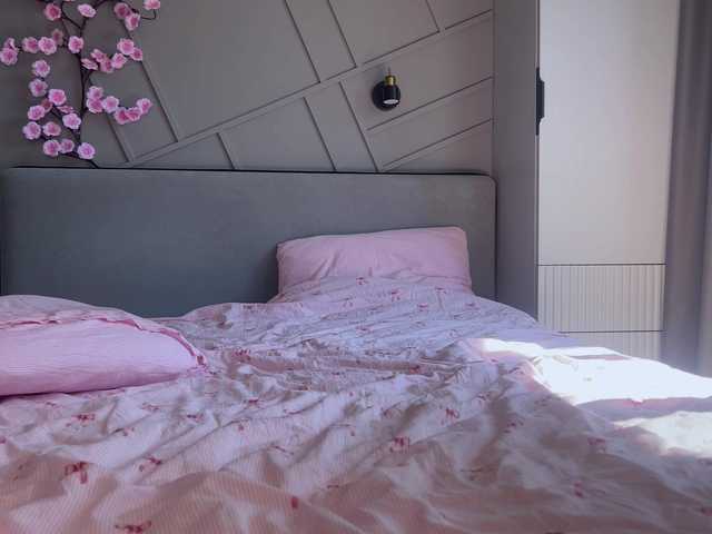 MiraJuicyJune live cam on BongaCams