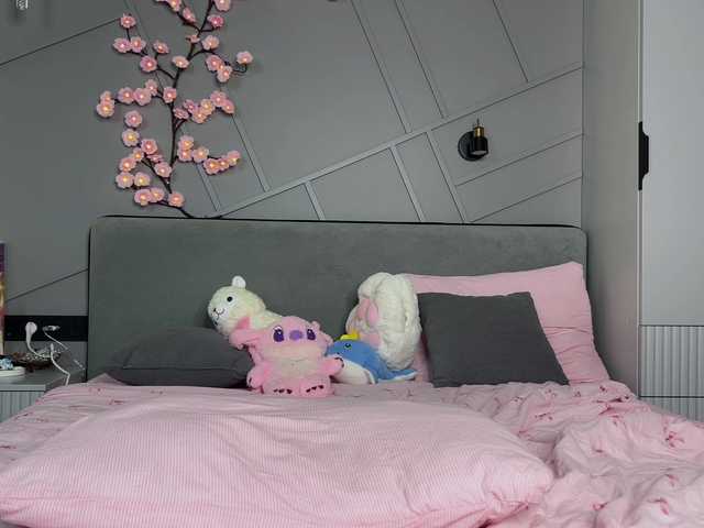 MiraJuicyJune's BongaCams show and profile