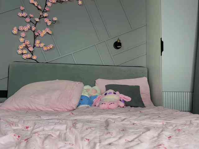 MiraJuicyJune webcam