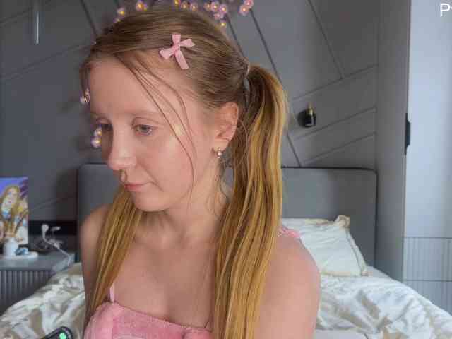 MiraJuicyJune webcam