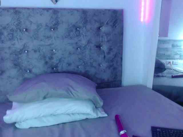 skinnyy-andtightt webcam