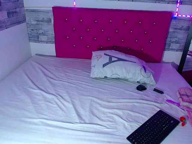 skinnyy-andtightt webcam