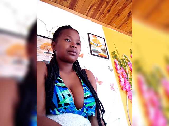 le modèle Sayrahsexy est en webcam porno dans un show sur le site bongacams, il possède les tags suivants: Ebony,Brunette,Hairy