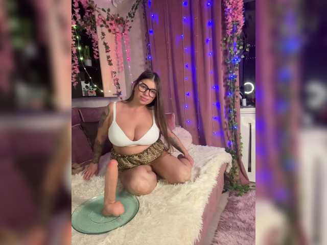ELIZABETH-PLANET live cam on BongaCams